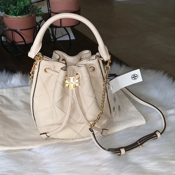 【新品】トリーバーチ FLEMING SOFT BUCKET BAG クリーム Tory Burch Women's Fleming Soft Mini Bucket Bag, New Cream